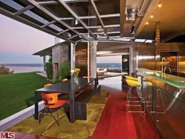 brad_pitts_house_in_malibu_california